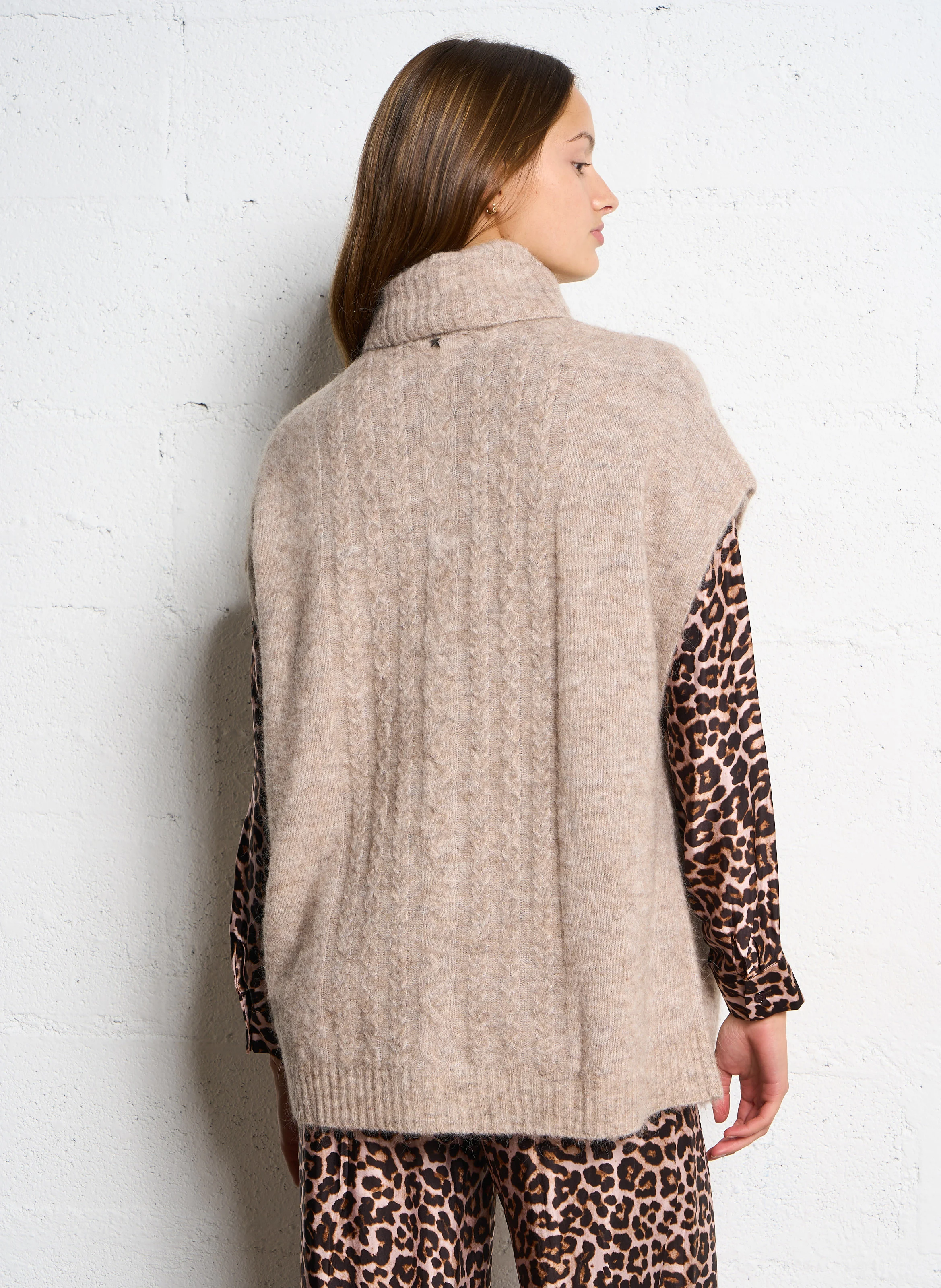 MISHAPIA - Pull oversize col roulé en laine mélangée | Marron