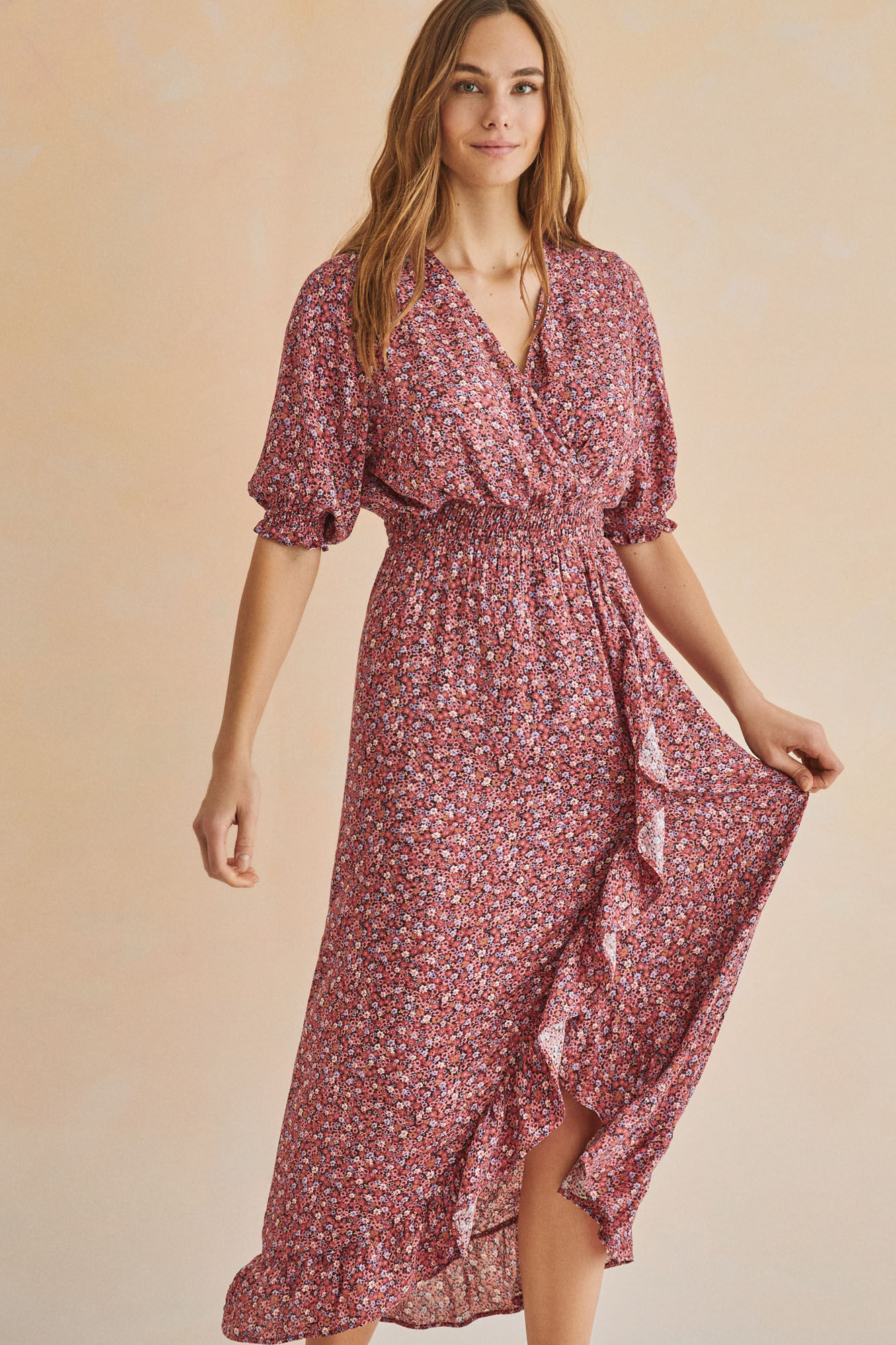 Vestido midi rosa com babados e estampa - estampa