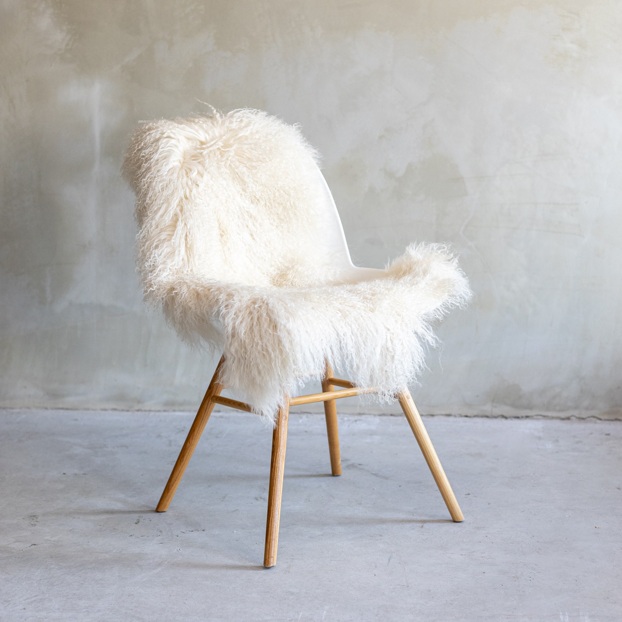Natürliches Schafsfell beige-weiß, B ca. 100 cm, L ca. 60 cm von fischer's lagerhaus