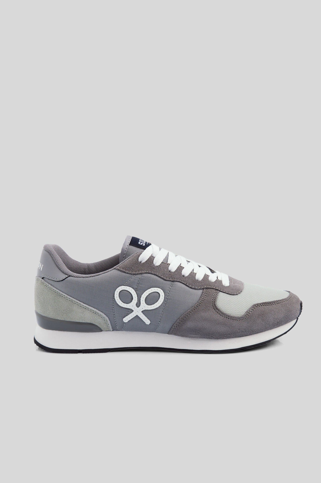 Tênis esportivo de corrida branco e cinza - Cinza