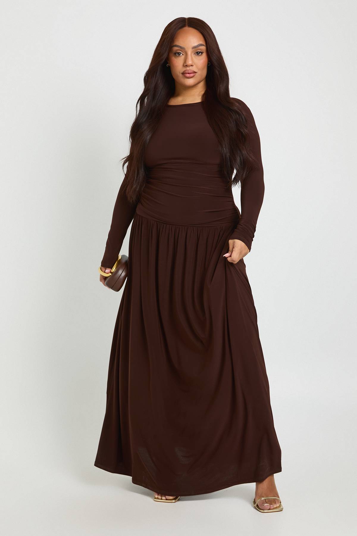 boohoo Robe Maxi Grande Taille à Manches Longues et Fronces Douces