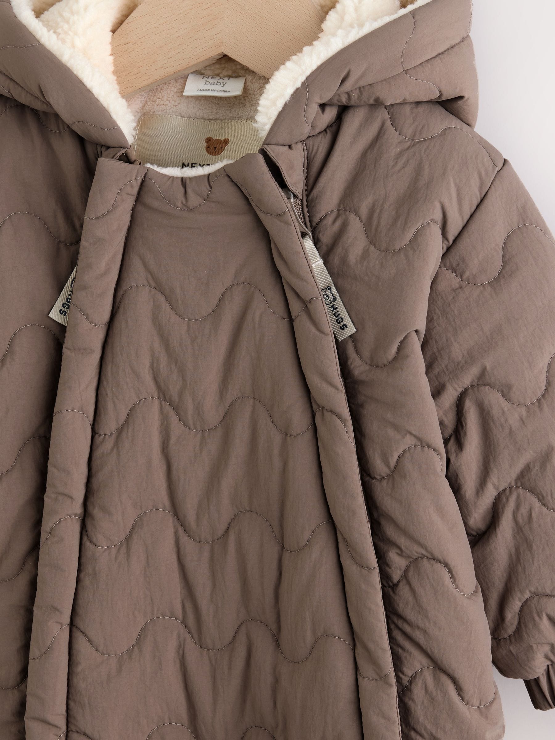 Bruin - Baby all-in-one van nylon met capuchon (0-18mnd)