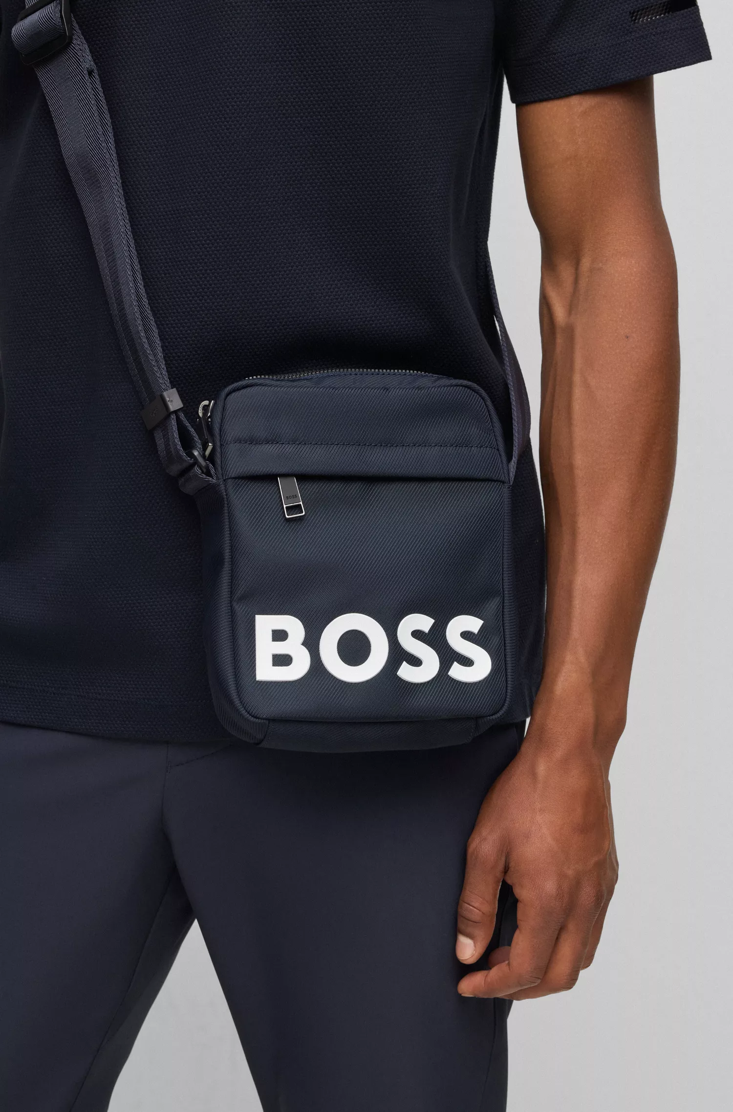 Bolsa para repórter BOSS em material estruturado preto com logotipo contrastante.