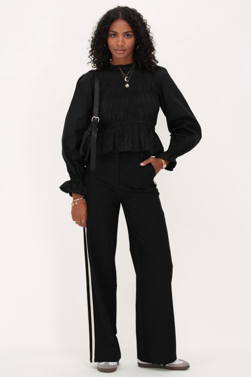 Zwarte getailleerde blouse met pofmouwen