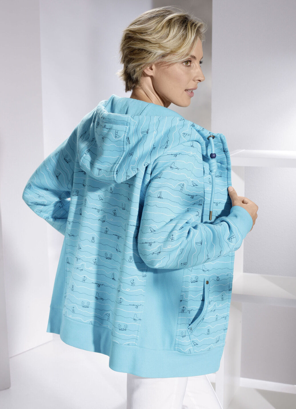 Sweatjacke mit fester Kapuze