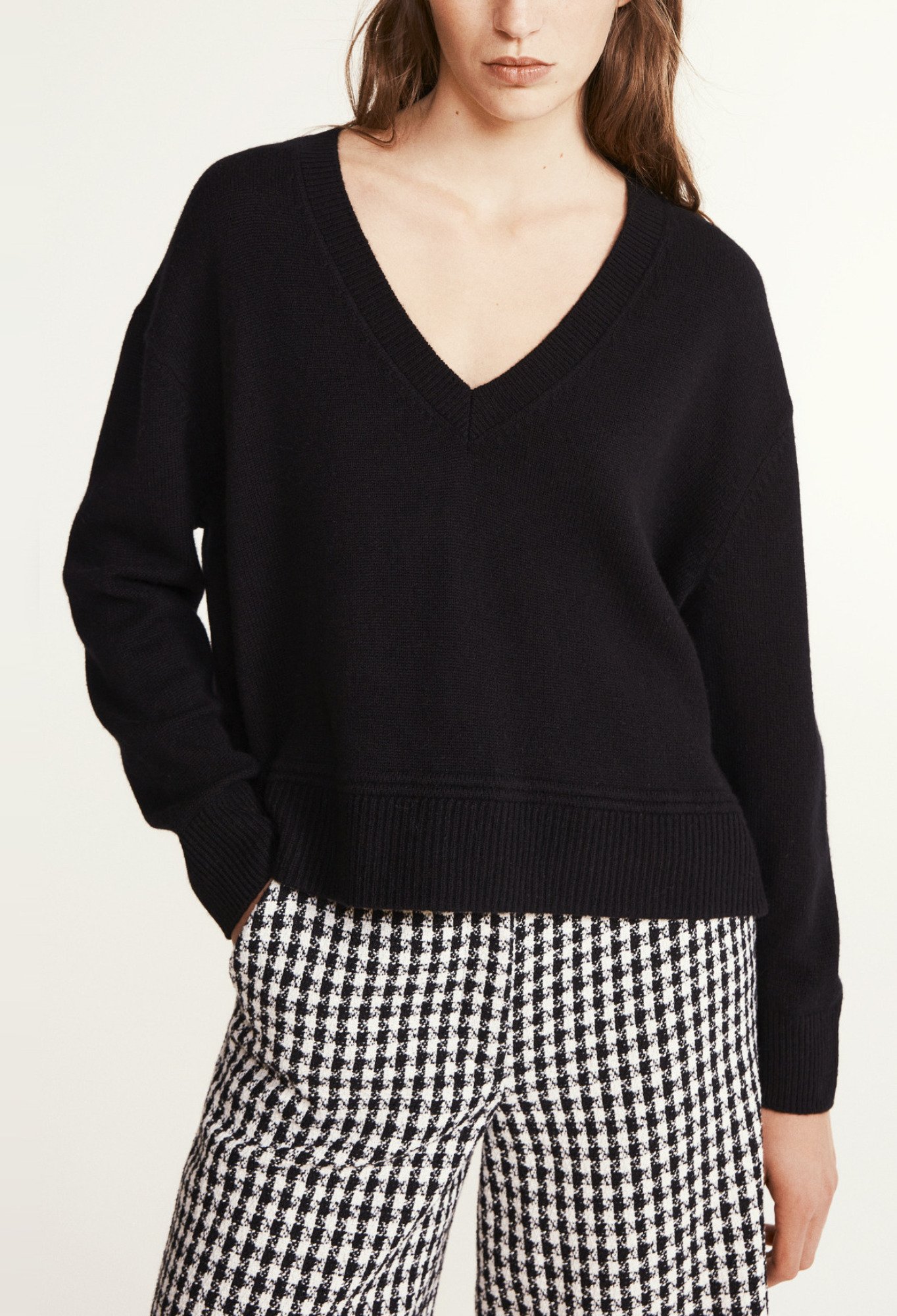 Pull court col V en laine et cachemire