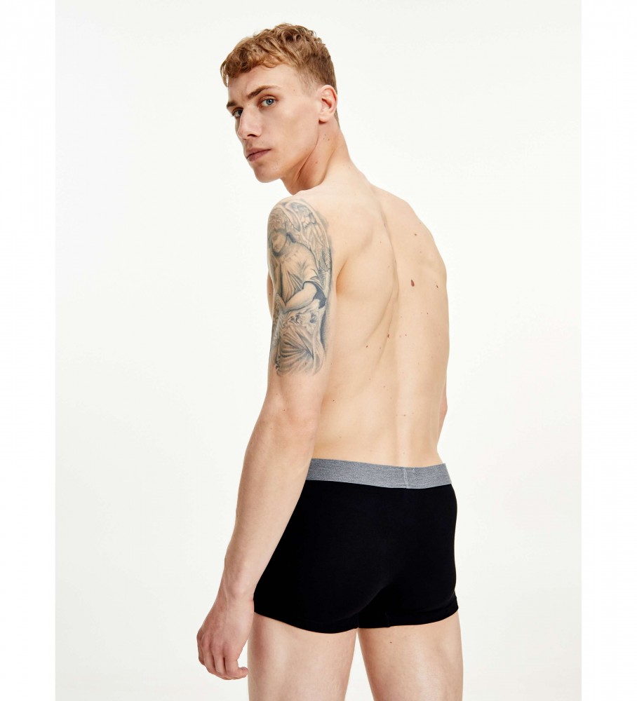 Cueca boxer preta com logo da Tommy Hilfiger na cintura