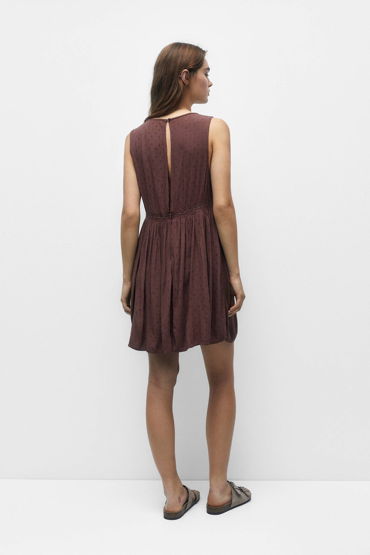 VESTIDO CURTO COM FLORES BORDADAS - MARROM