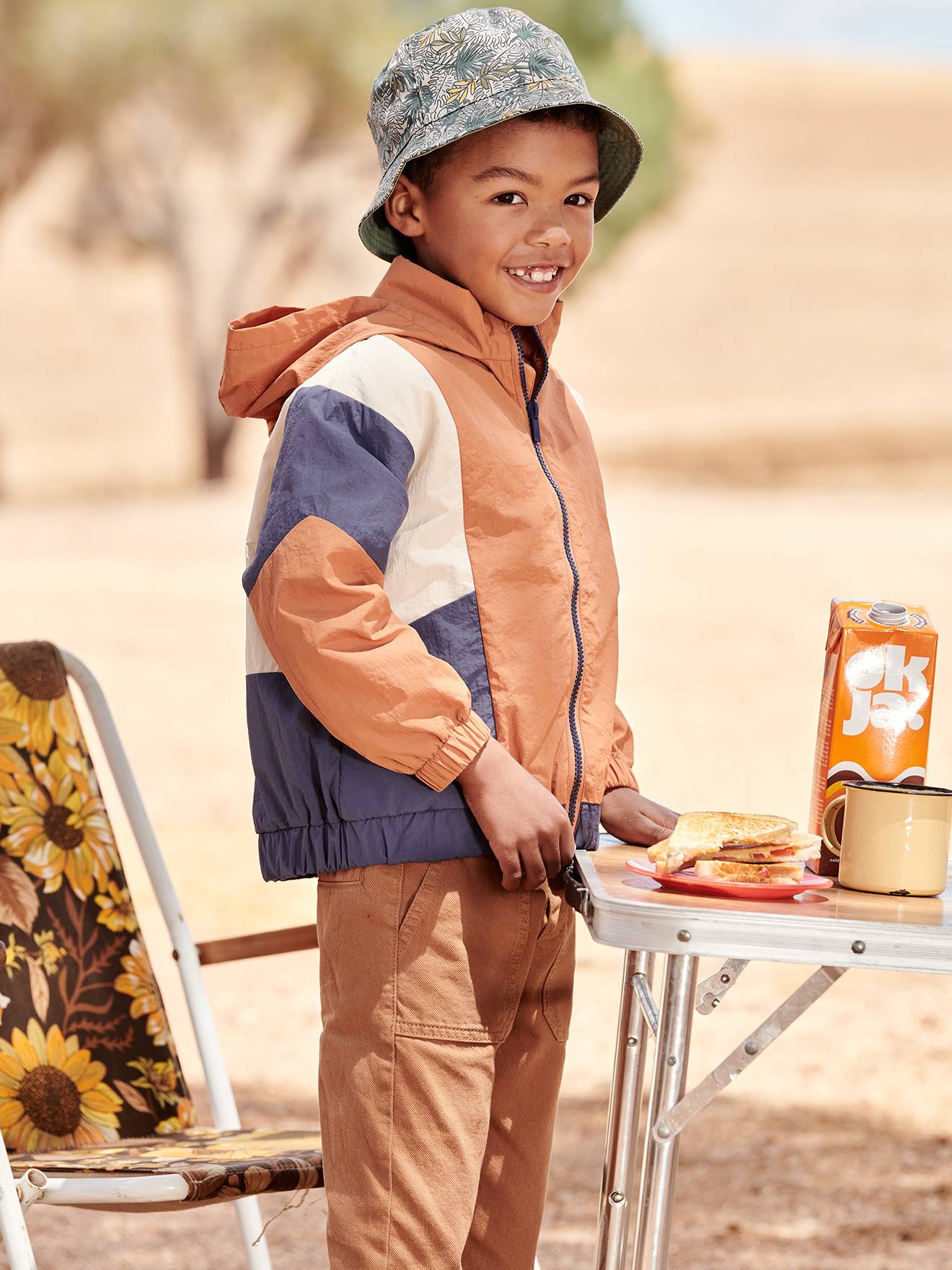 Jaqueta corta-vento laranja com efeito colorblock para meninos