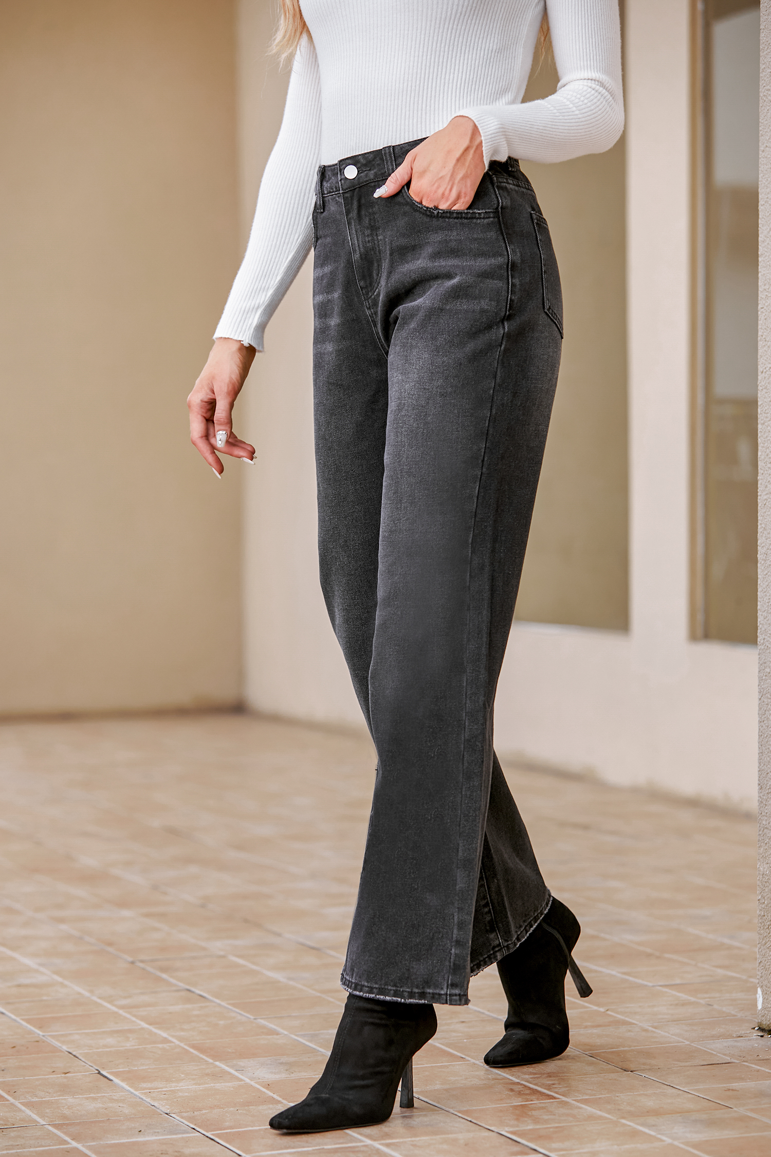 Jean taille haute à jambe droite onyx