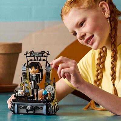 LEGO Wednesday 76780 Figur av Wednesday Addams