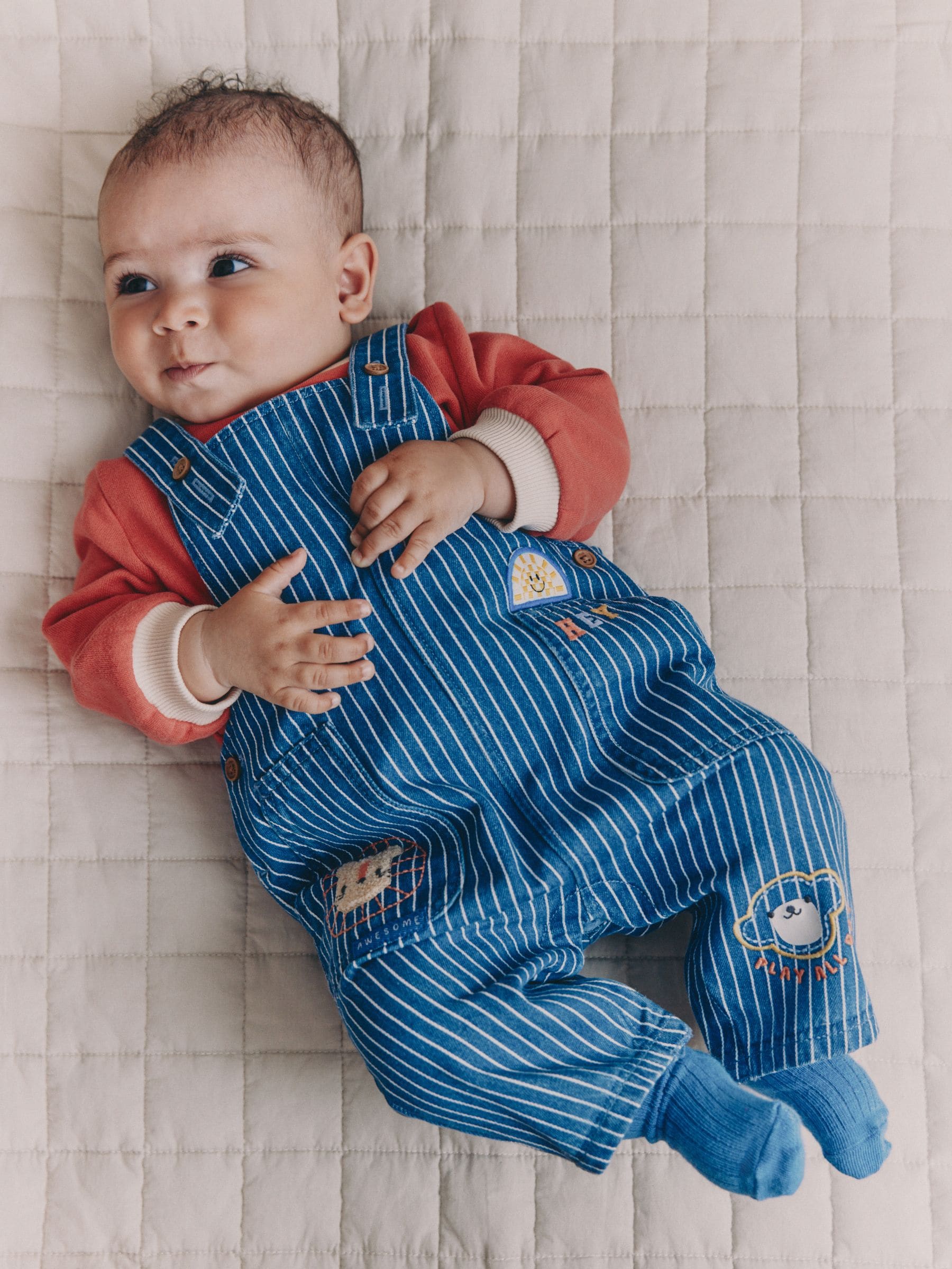Felgekleurde streep met figuurtjes - Babyset van denim bretelbroeken en bodysuit (0 mnd - 2 jr)