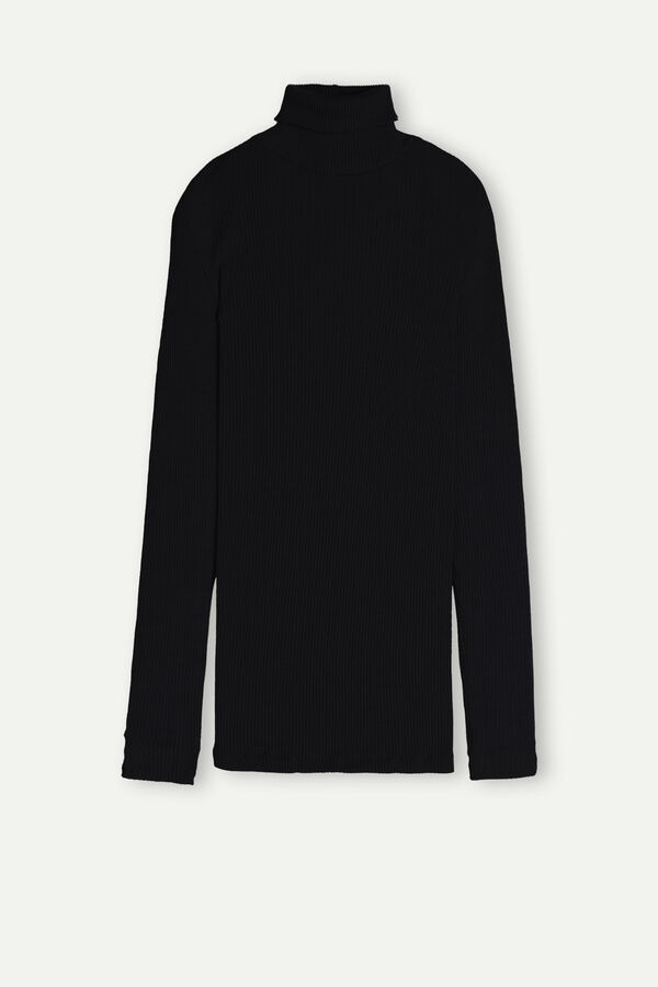 Camiseta de manga comprida com gola alta em lã e seda.