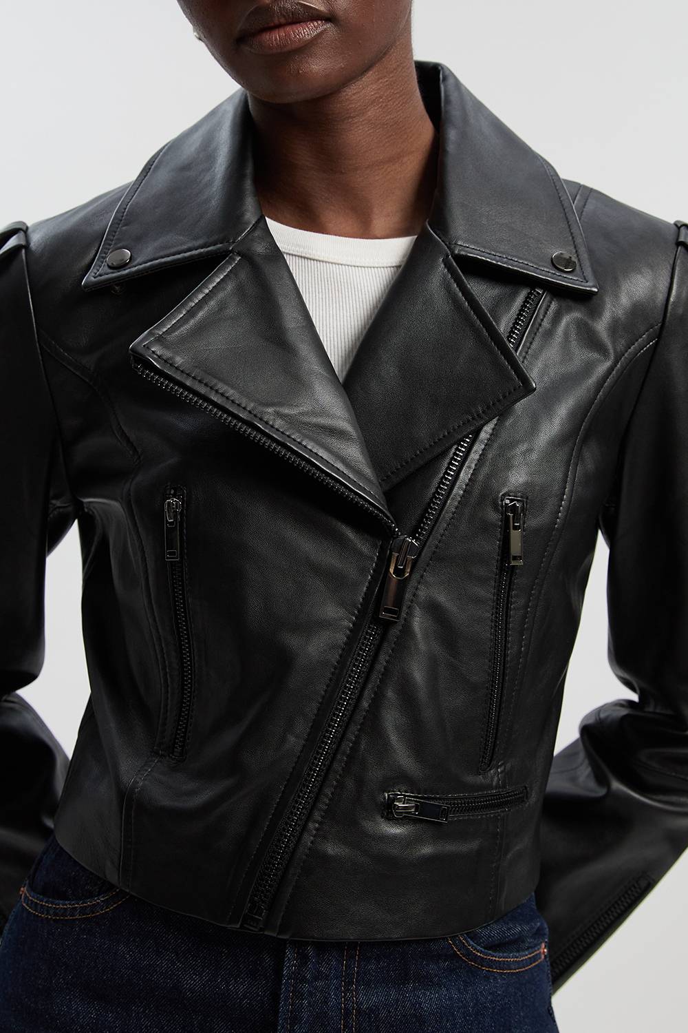 KarenMillen Veste de Motard Courte en Cuir à Épaulettes Structurées
