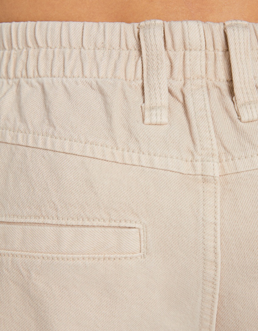 Calça cargo de sarja de corte reto com cós elástico.