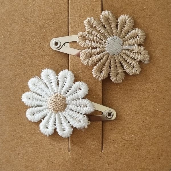 Ootje Kadootje Kant Bloem / Grote Strik Haarclip Zand