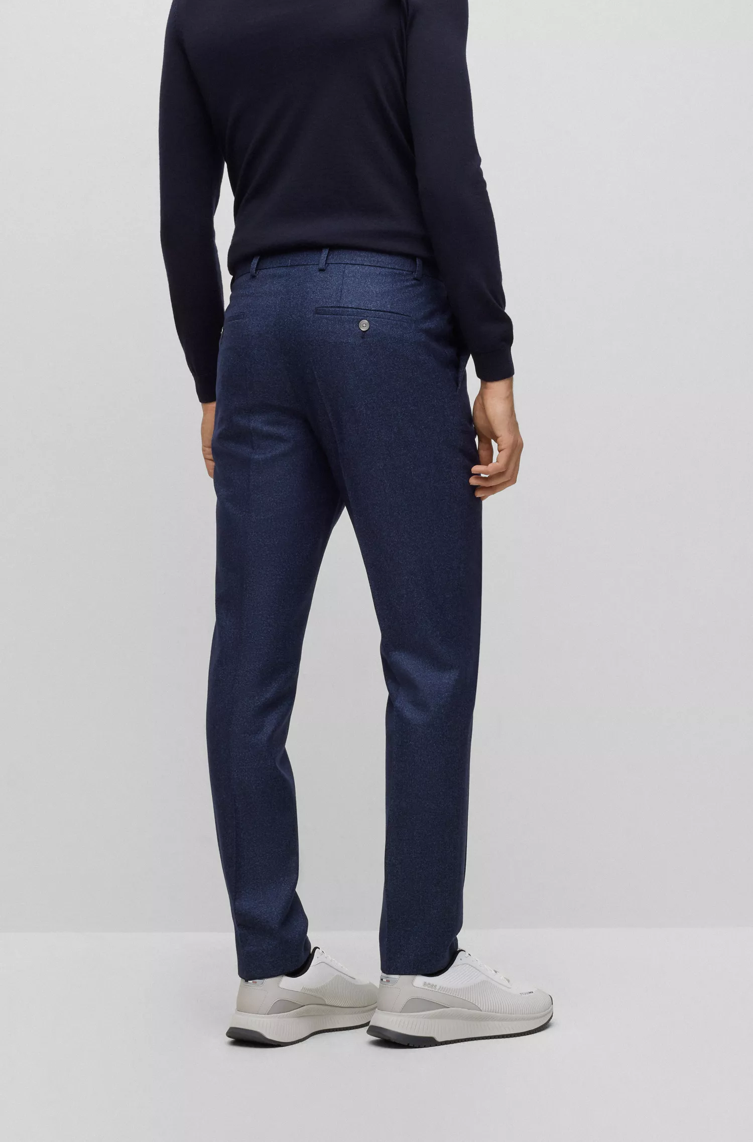 Terno BOSS preto slim fit em lã e algodão com microestampa.