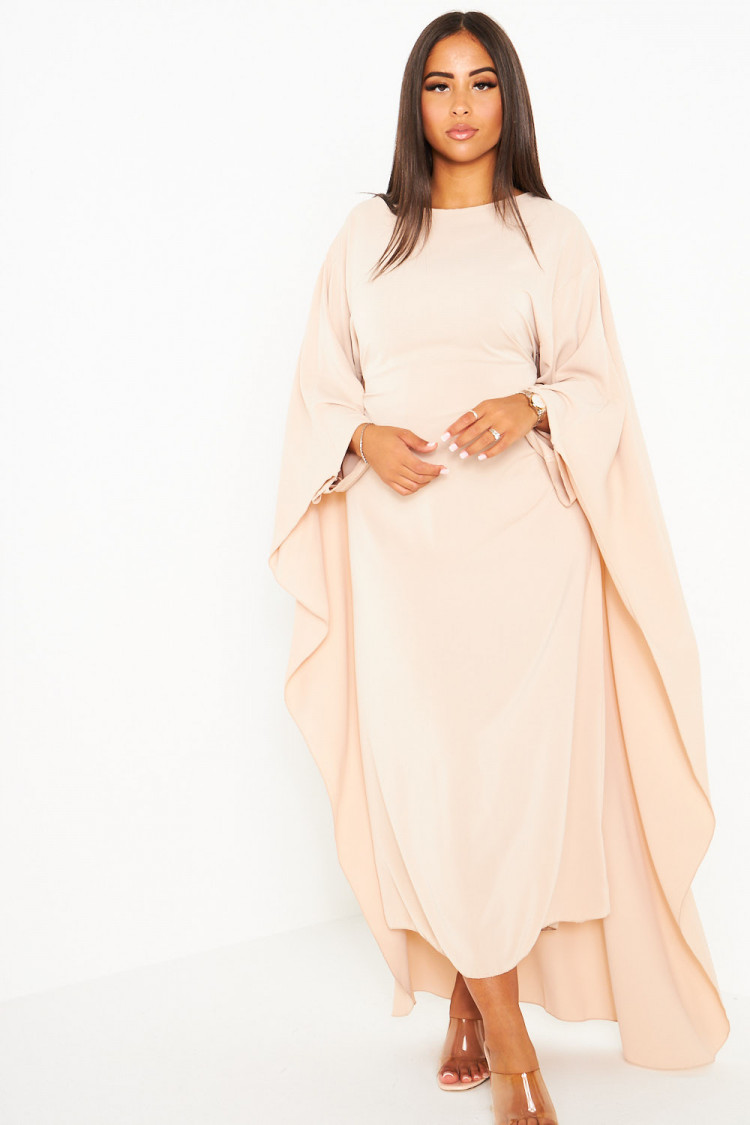 Robe beige ceinturée à empiècement cape