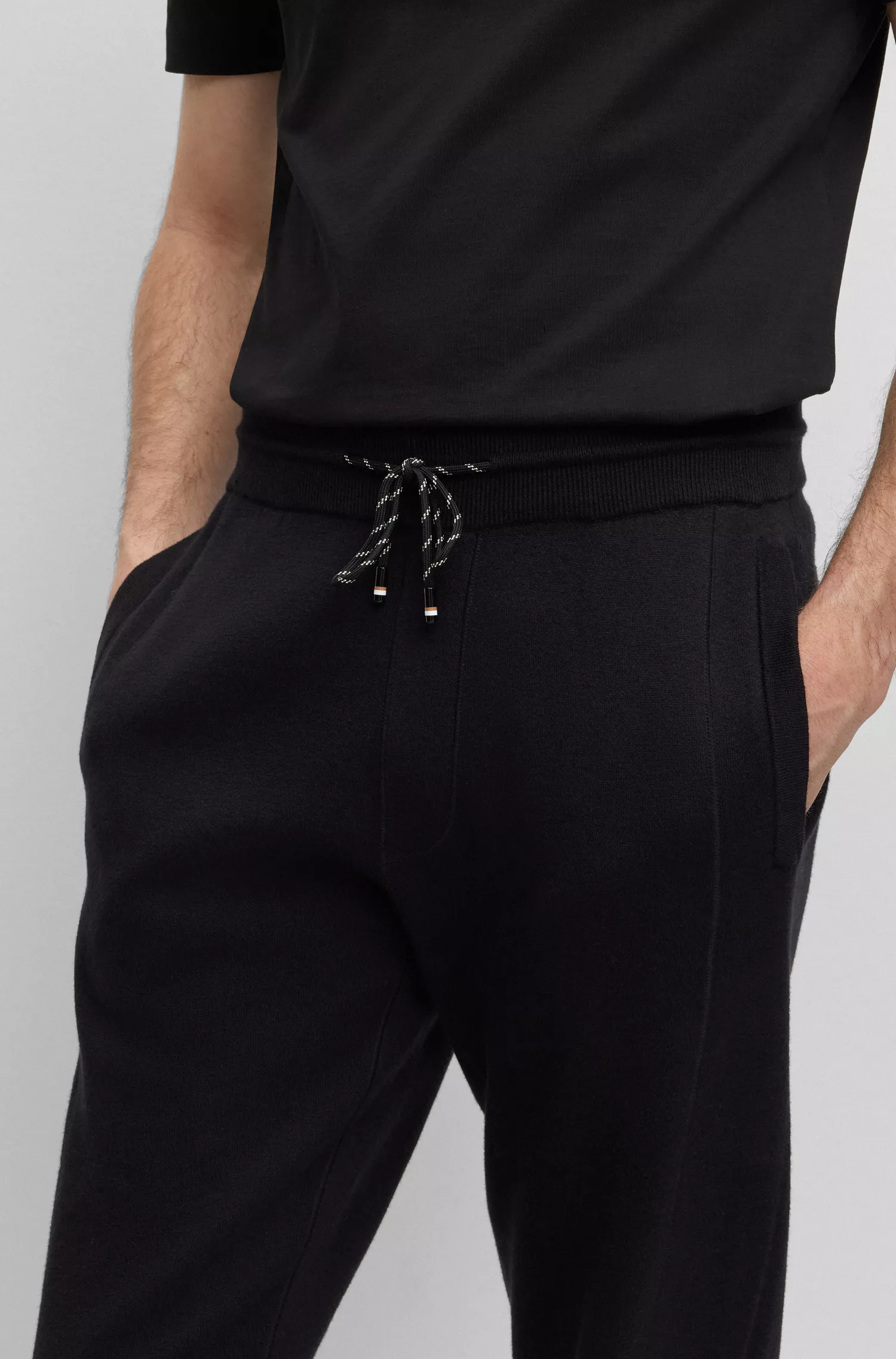 Calça de fato de treino BOSS preta, corte regular, em algodão e lã virgem.