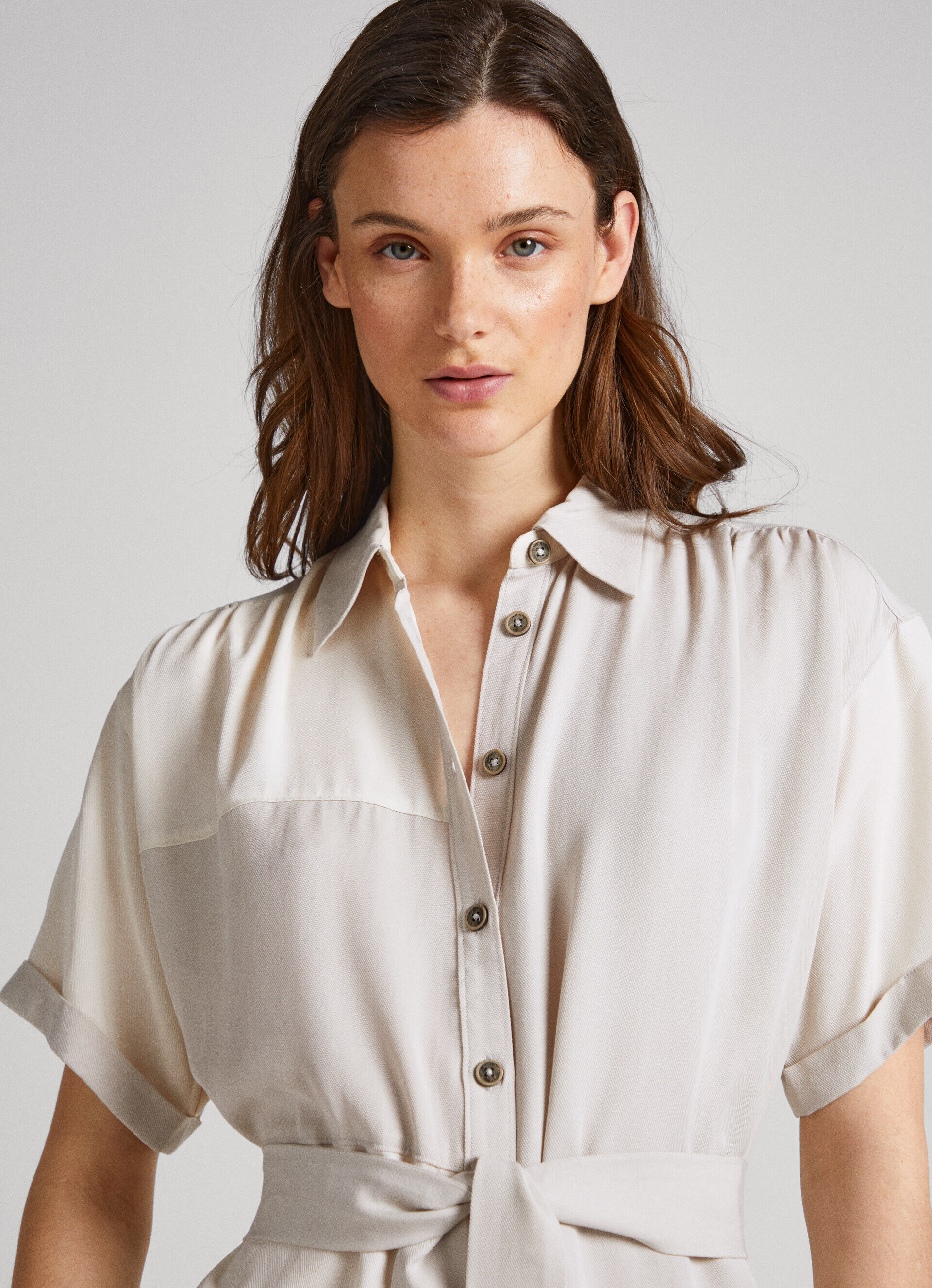 VESTIDO COM EFEITO DE REMENDOS - branco mousse