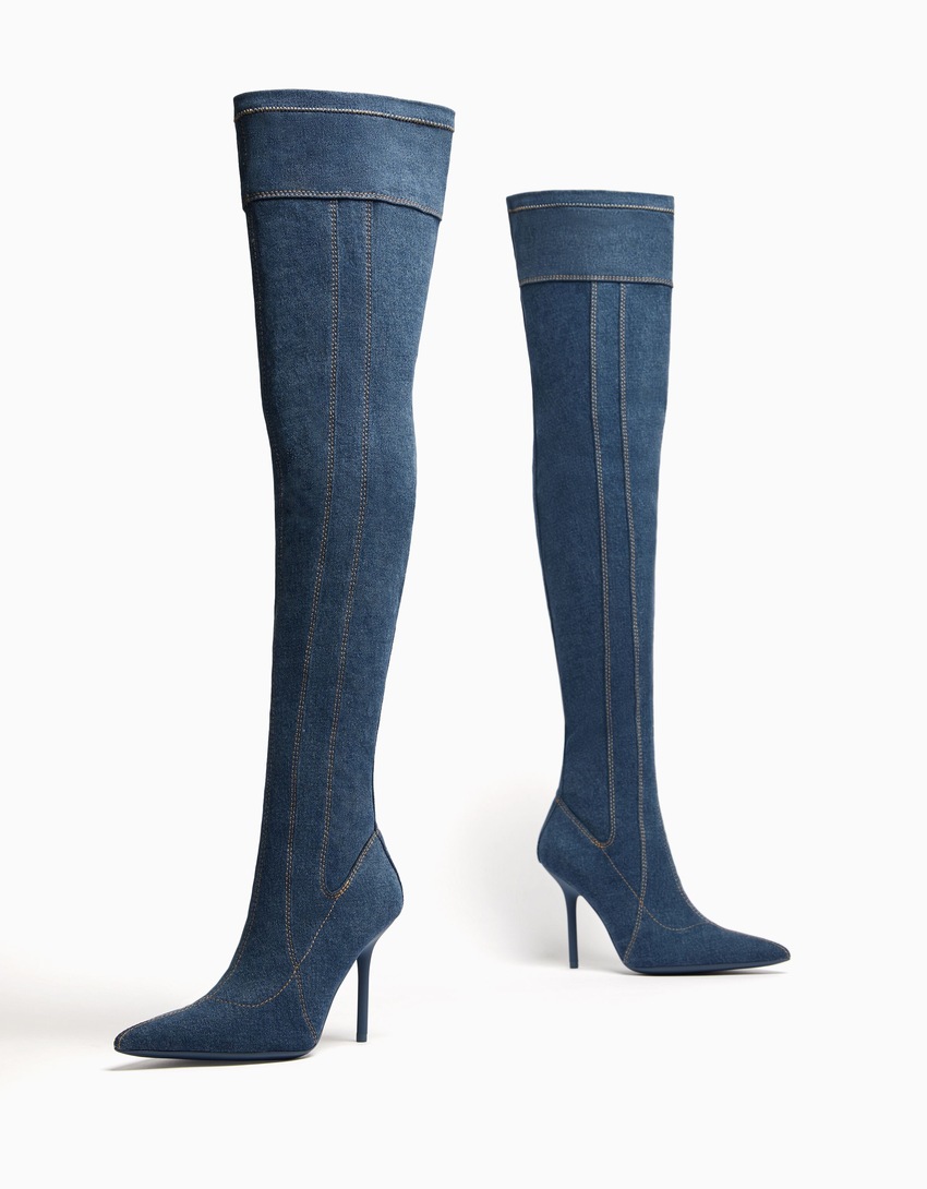 Botas jeans de salto alto acima do joelho