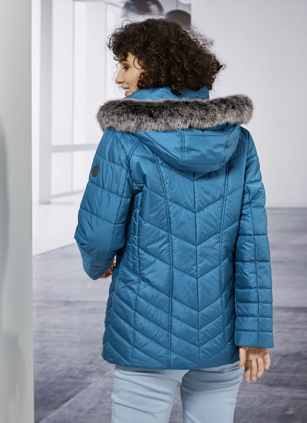 Jacke mit abnehmbarer Kapuze