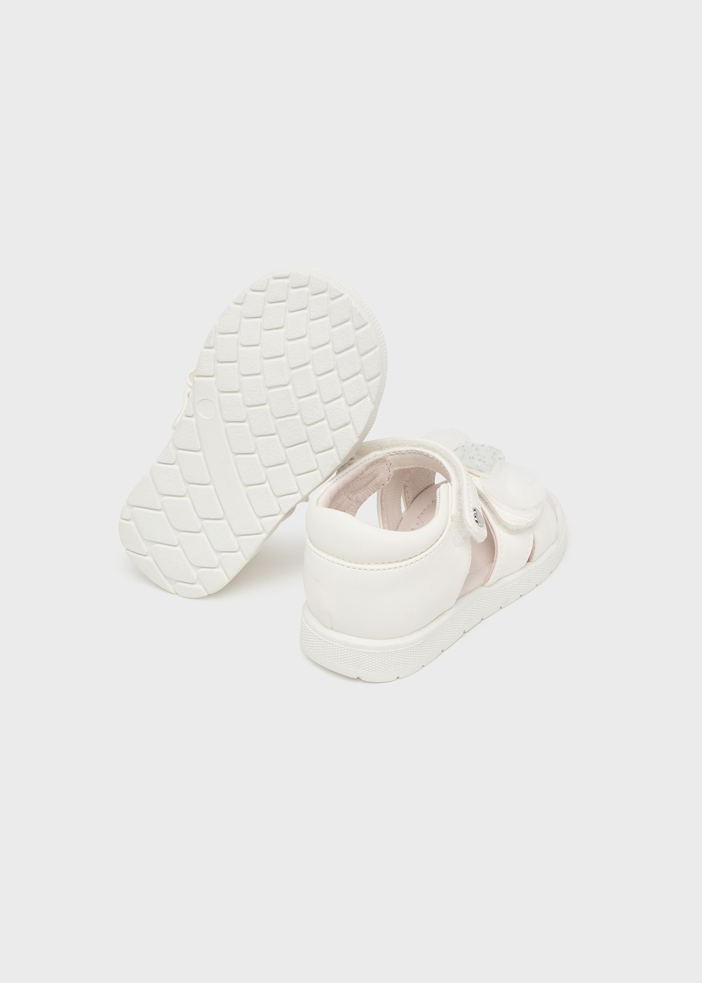 Sandália infantil com aplique de flor
