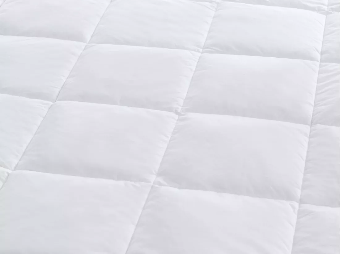 Couette anti-acariens enveloppe 100% percale - 200 x 200 cm - garnissage plumettes et duvet - 300 g/m2 - Blanc passepoil taupe - FEATH de PALACIO