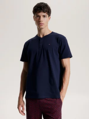 Camiseta com gola Henley e bordado de bandeira