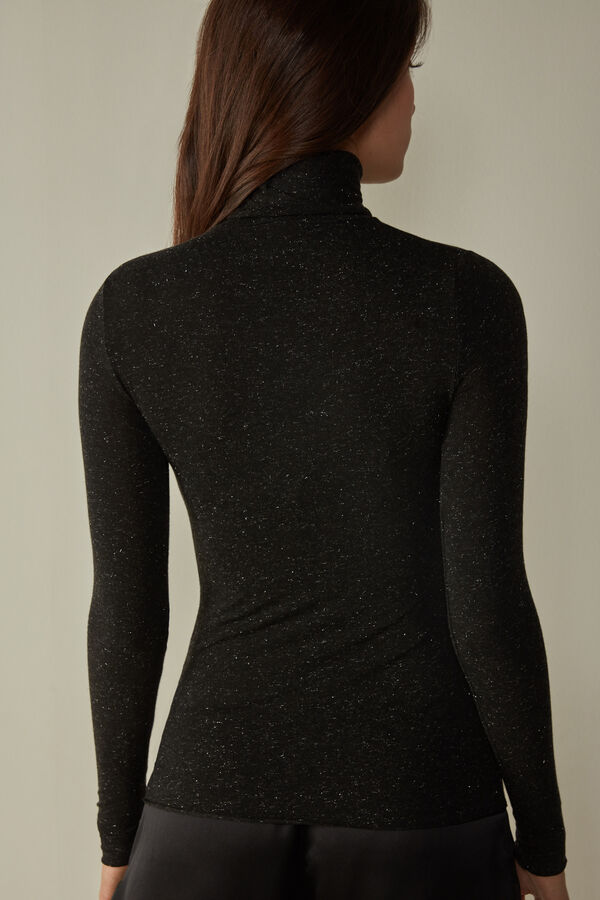 Camiseta leve de gola alta em modal com detalhes em cashmere lamê.
