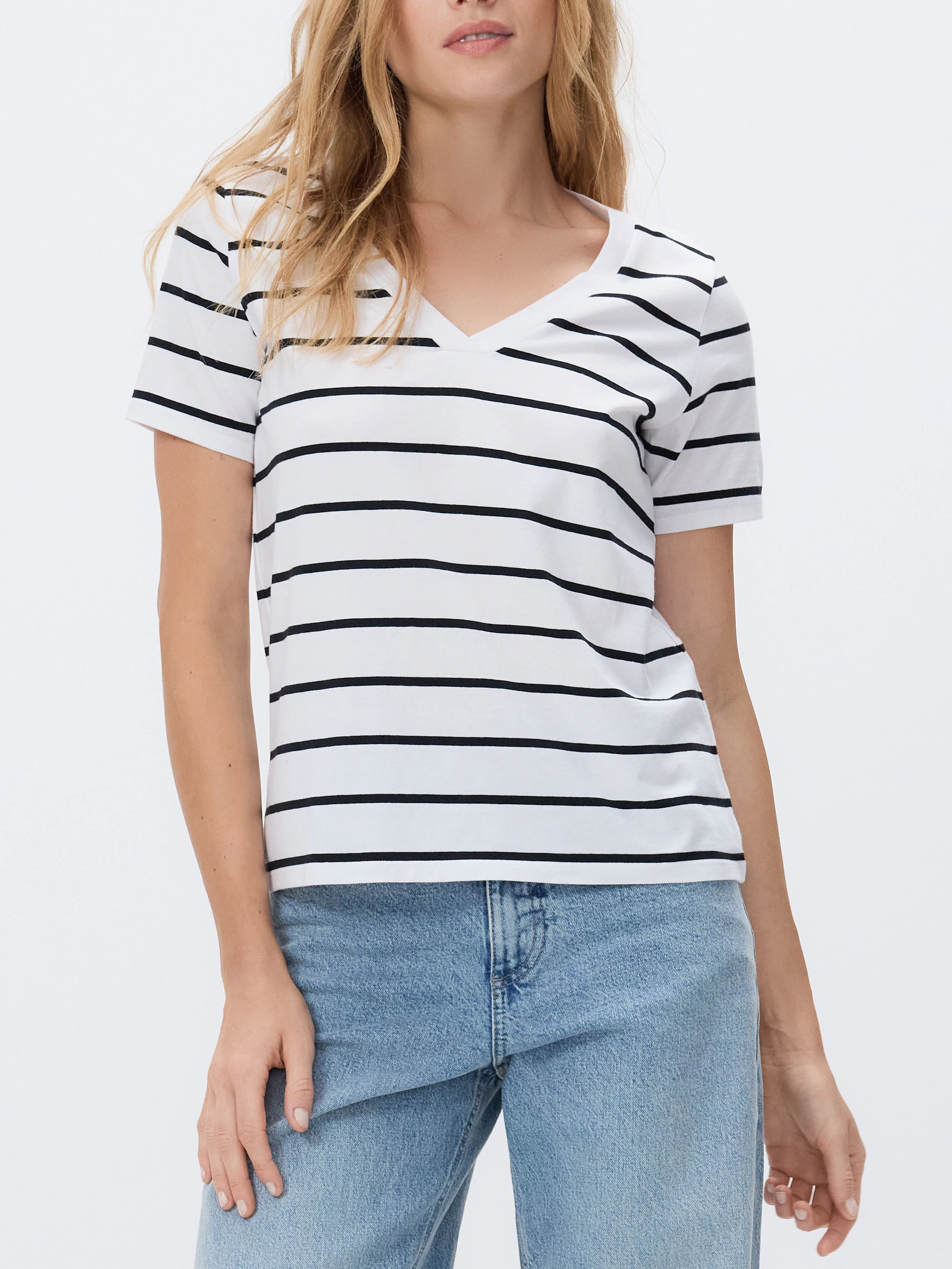 T-Shirt im Regular-Fit mit V-Ausschnitt