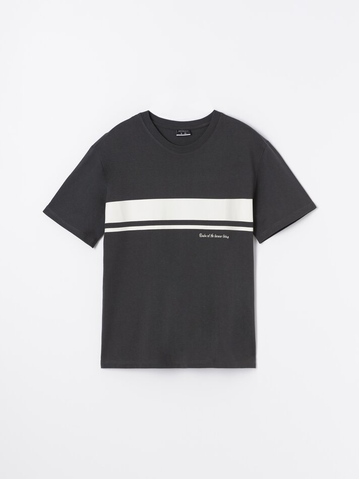Camiseta estampada com bordado - Carbono