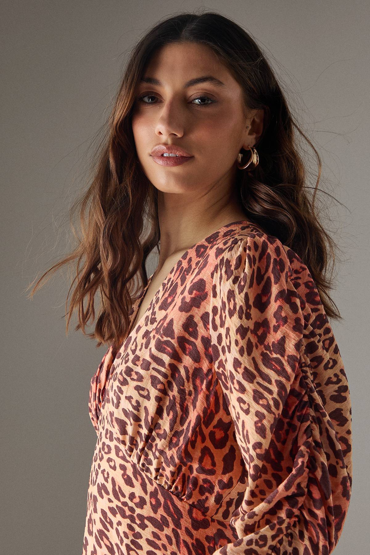 Warehouse Robe Midi en Viscose à Imprimé Léopard avec Col V et Manches Bouffantes