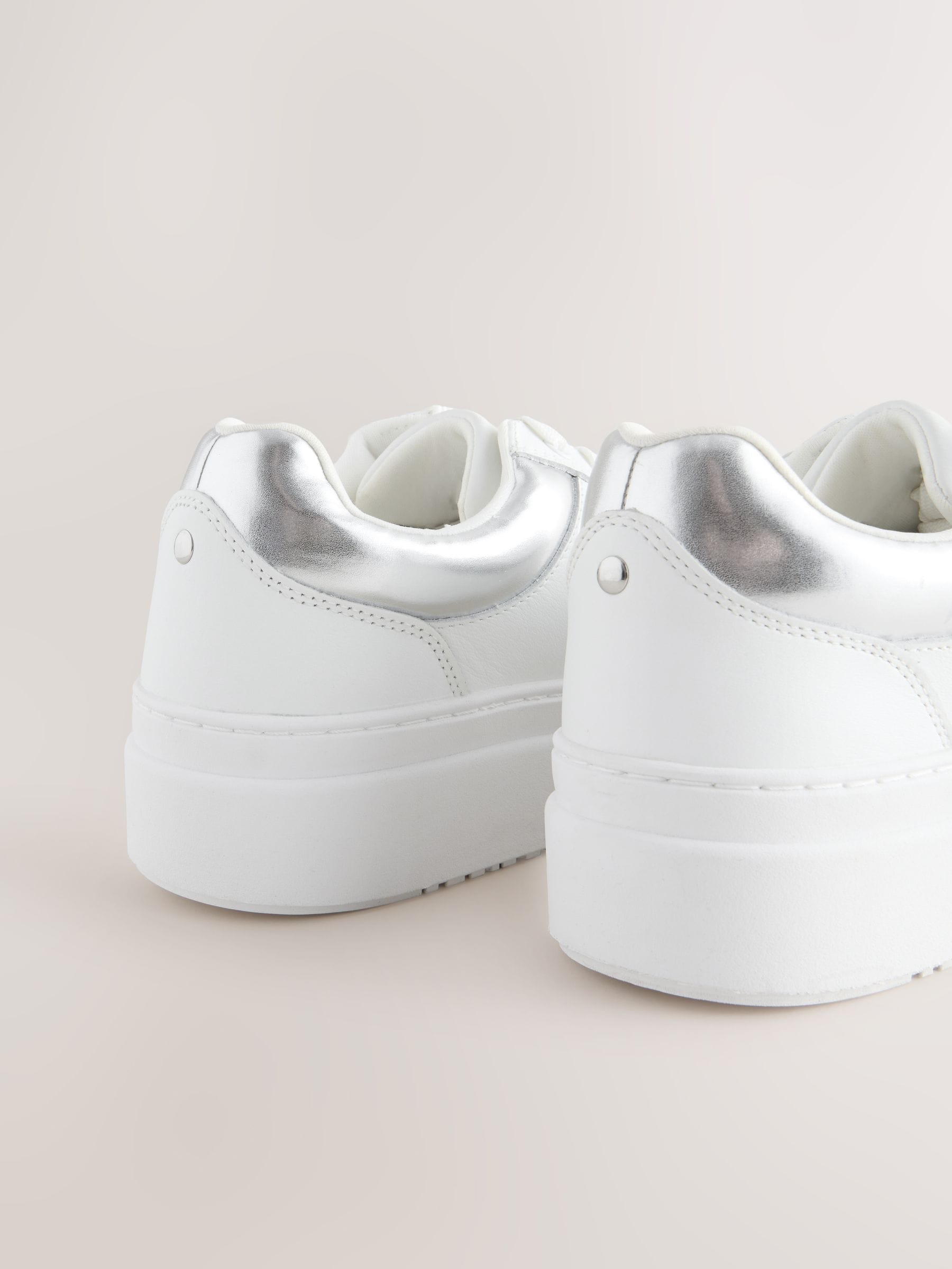 Wit - Leren sneakers met ronde neus en dikke vetersluiting