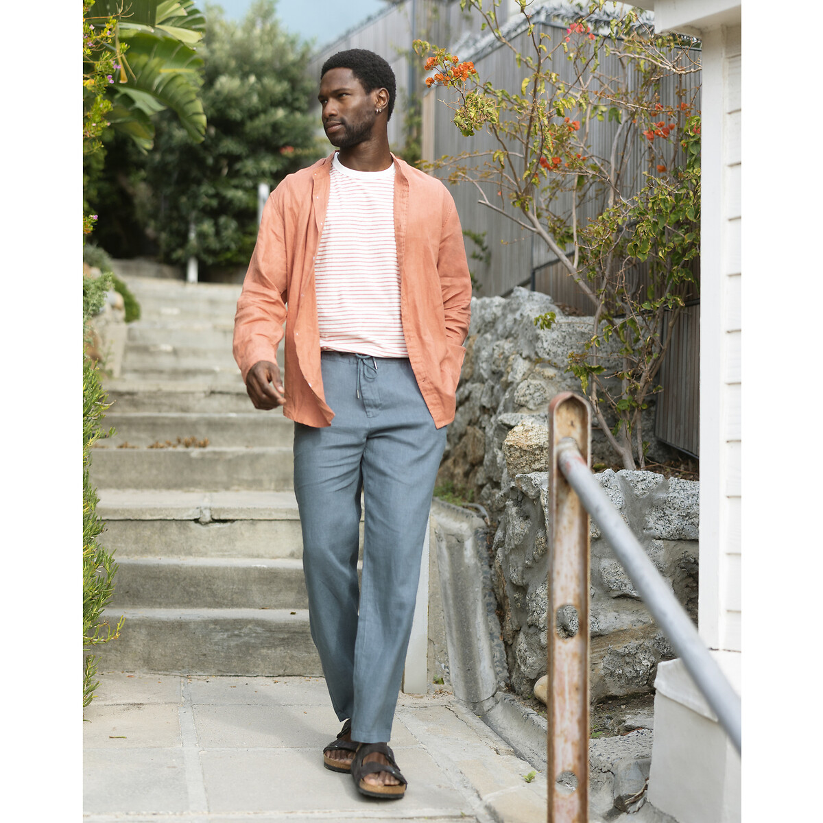COLEÇÕES LA REDOUTE<br>Camisa reta, gola mandarim, em linho, assinatura AURELE
