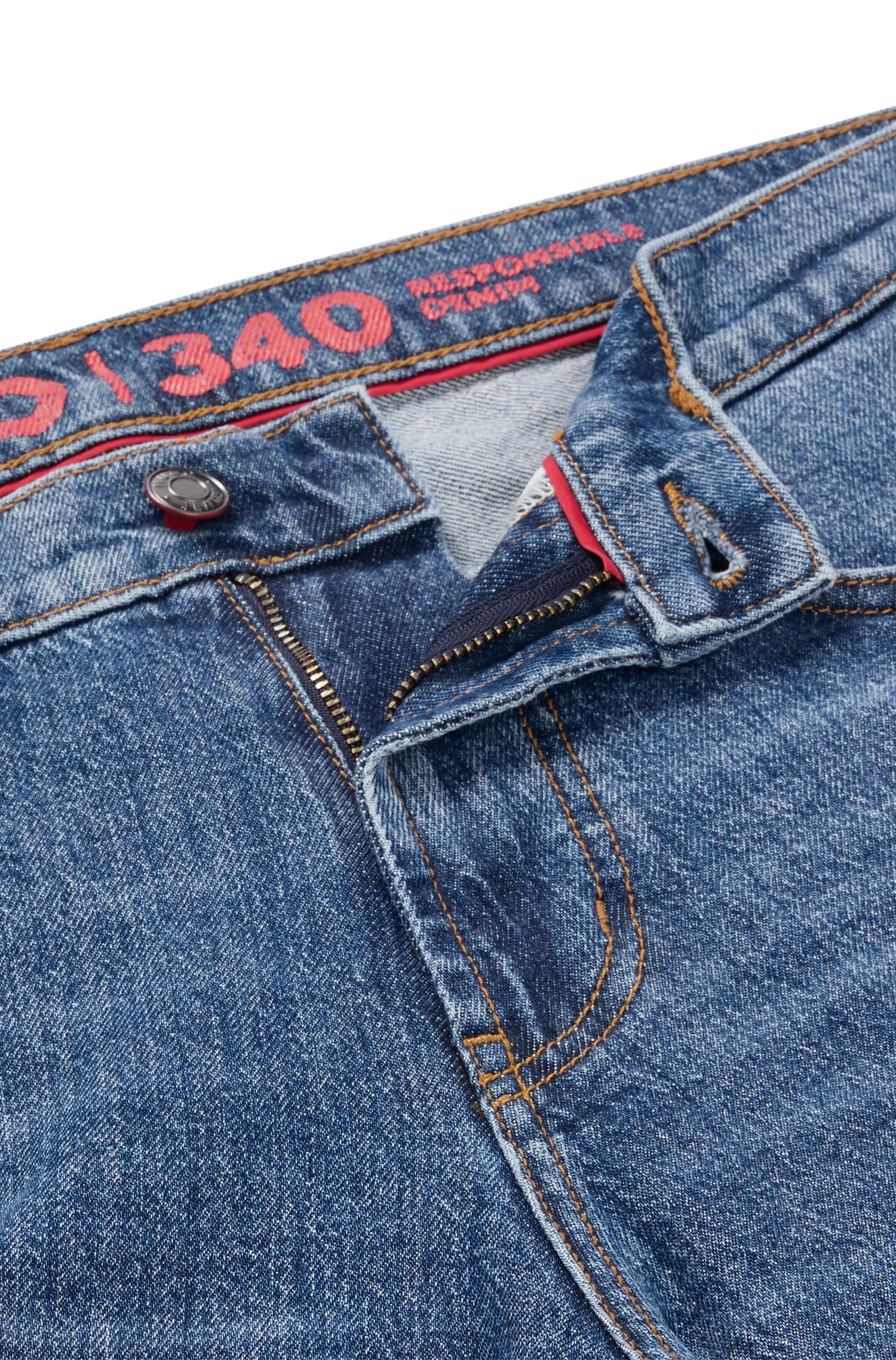 Calça jeans HUGO vermelha, modelagem solta e afunilada, em denim azul com elasticidade confortável.