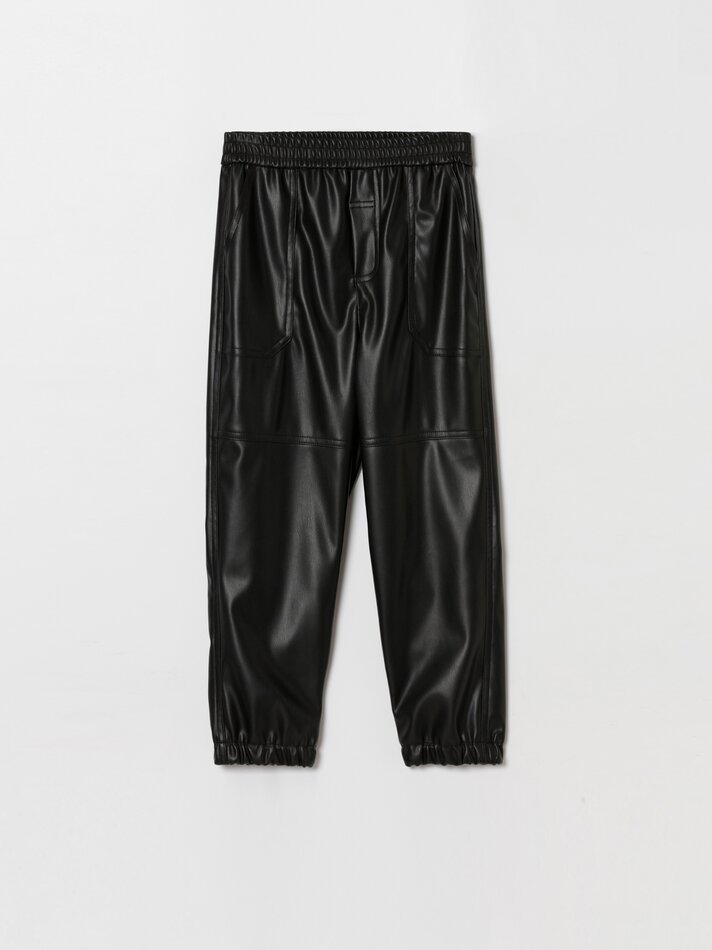 Calça jogger em couro sintético - Preta