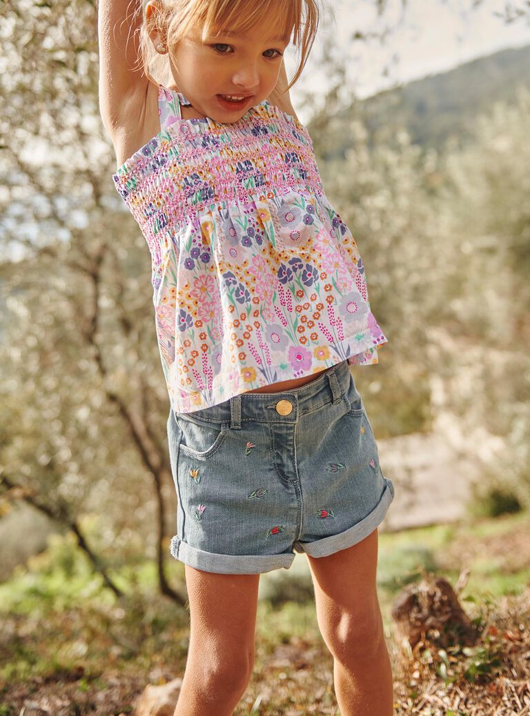 Short en jean bleu à motif fleurs