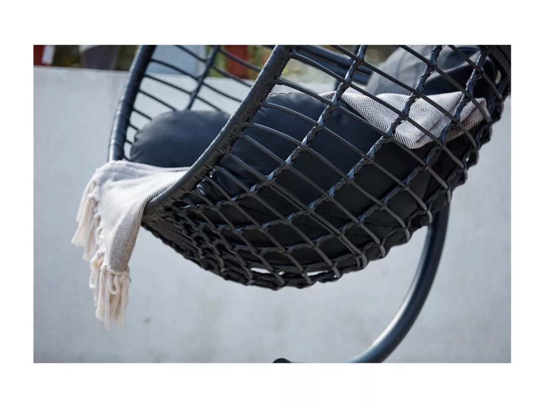 Fauteuil suspendu noir en résine tressée AUROA