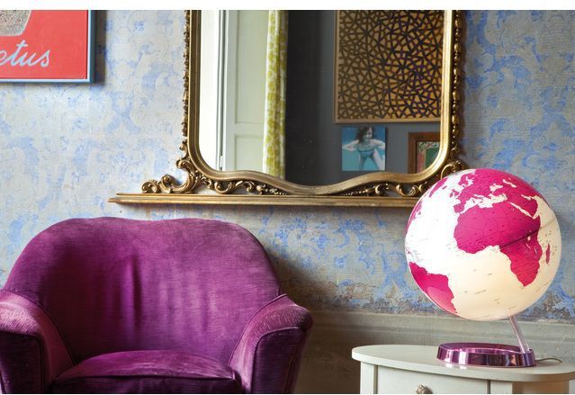Globe - Bright HOT Pink - Wereldbol - 30 cm - Kunststof Voet met Verlichting