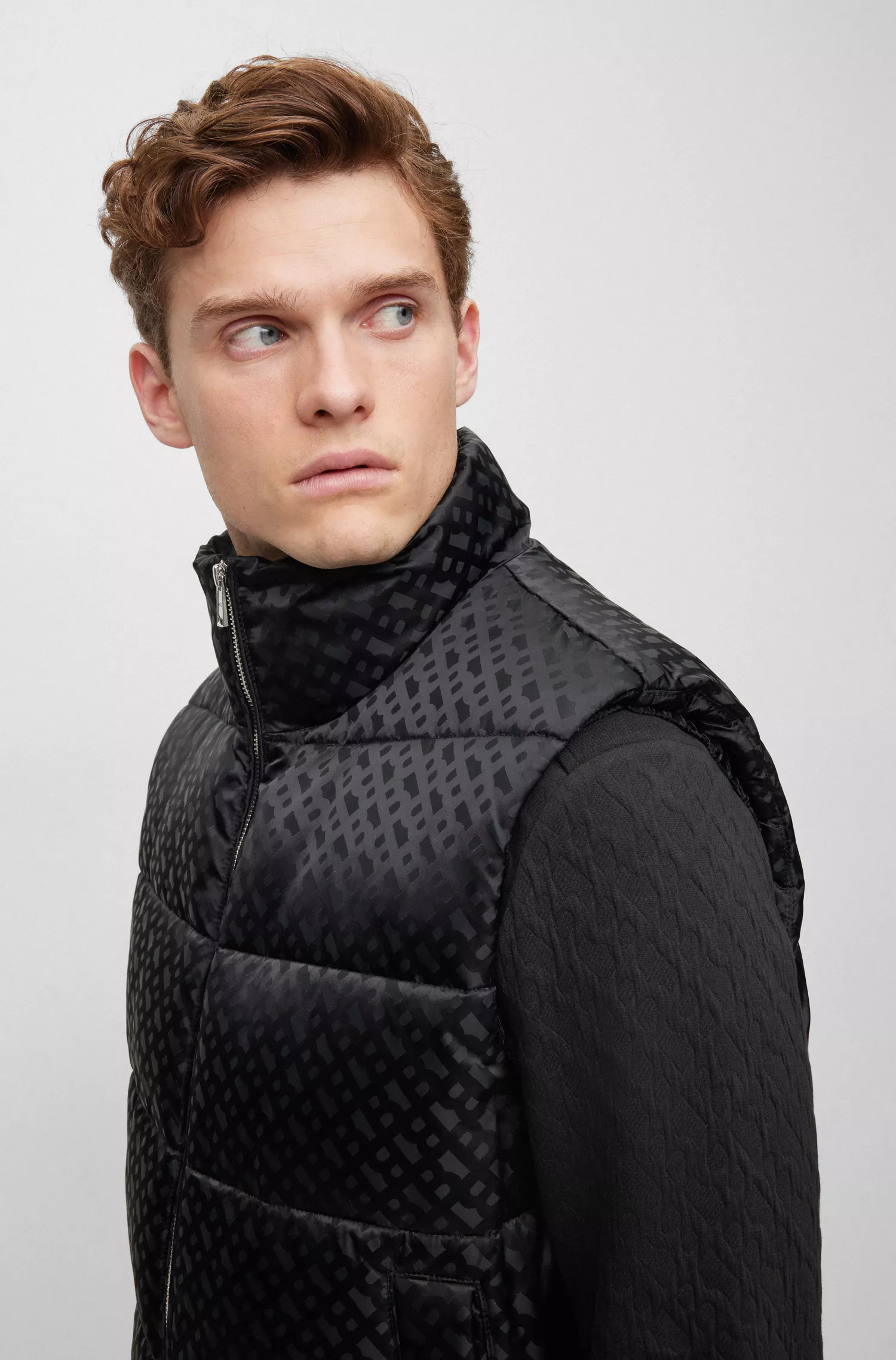 Colete BOSS preto, impermeável e com fecho de correr e estampa de monograma.