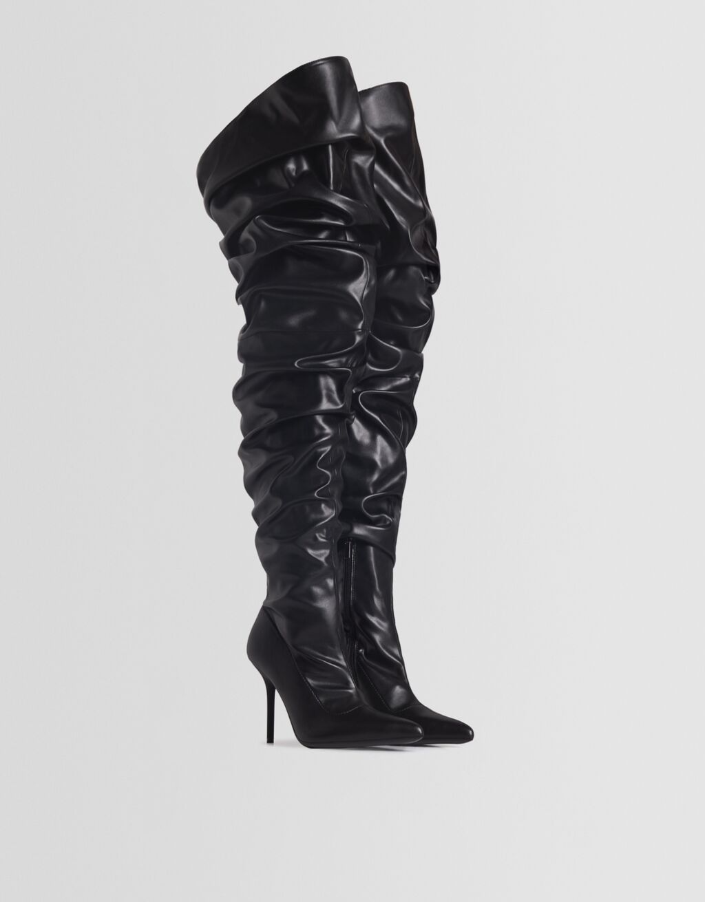 Botas de cano alto folgadas da Generation Bershka com salto agulha.