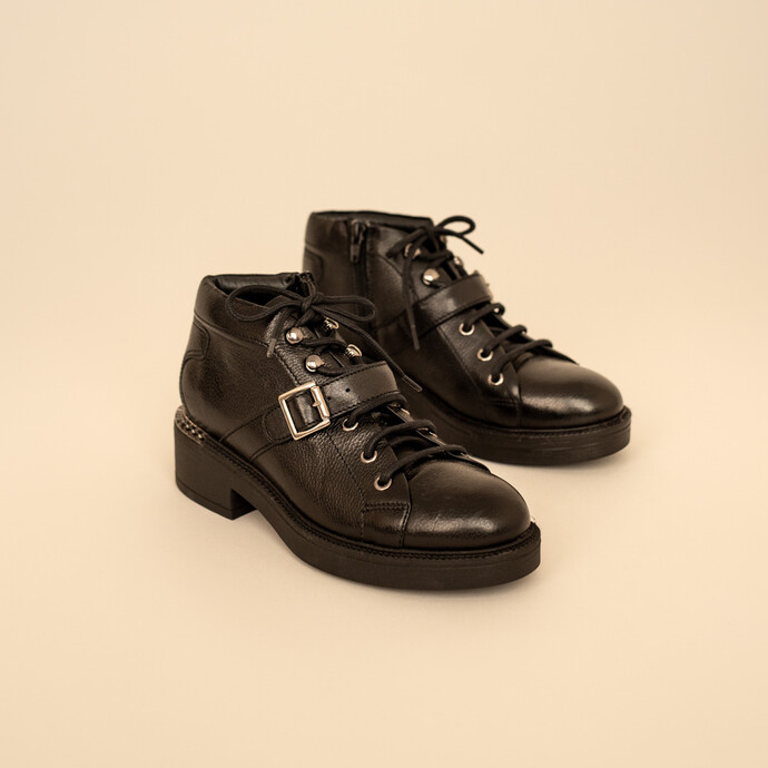 Boots à boucles et détails argentés en métal  en cuir grainé noir