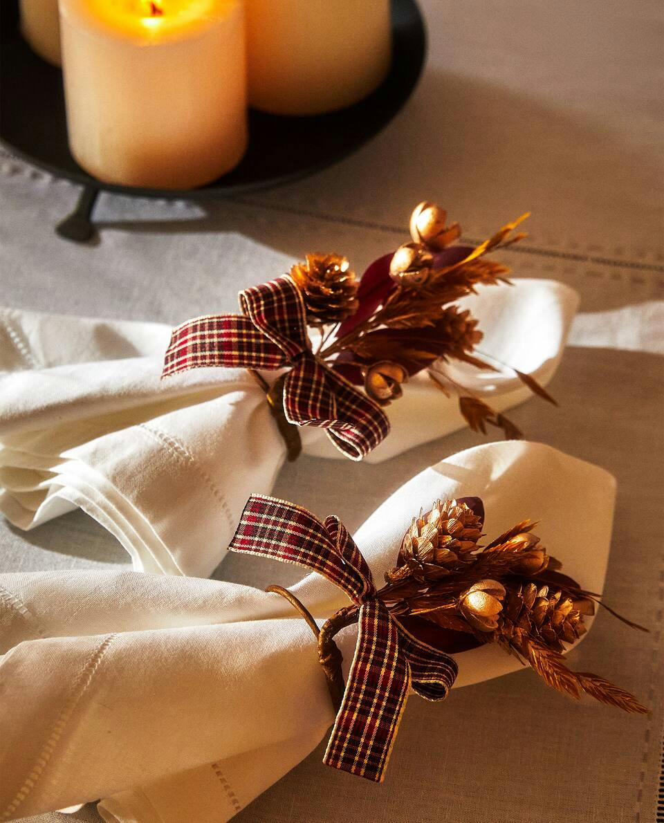 PACOTE DE ANÉIS DE GUARDANAPO COM FLORES DE NATAL SECAS (PACOTE COM 2)