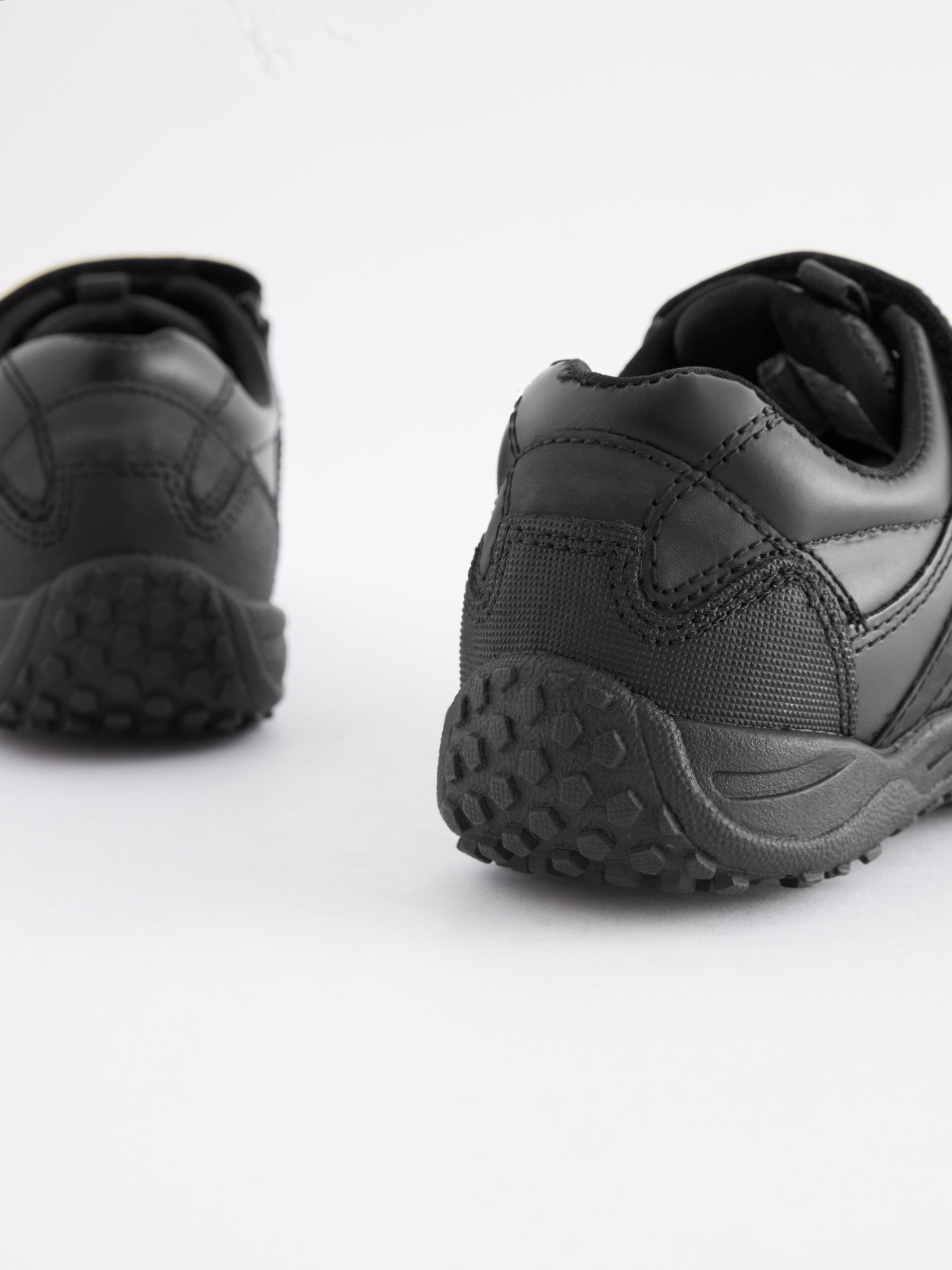 Zwart - Schoolschoenen van leer met klittenbandsluiting