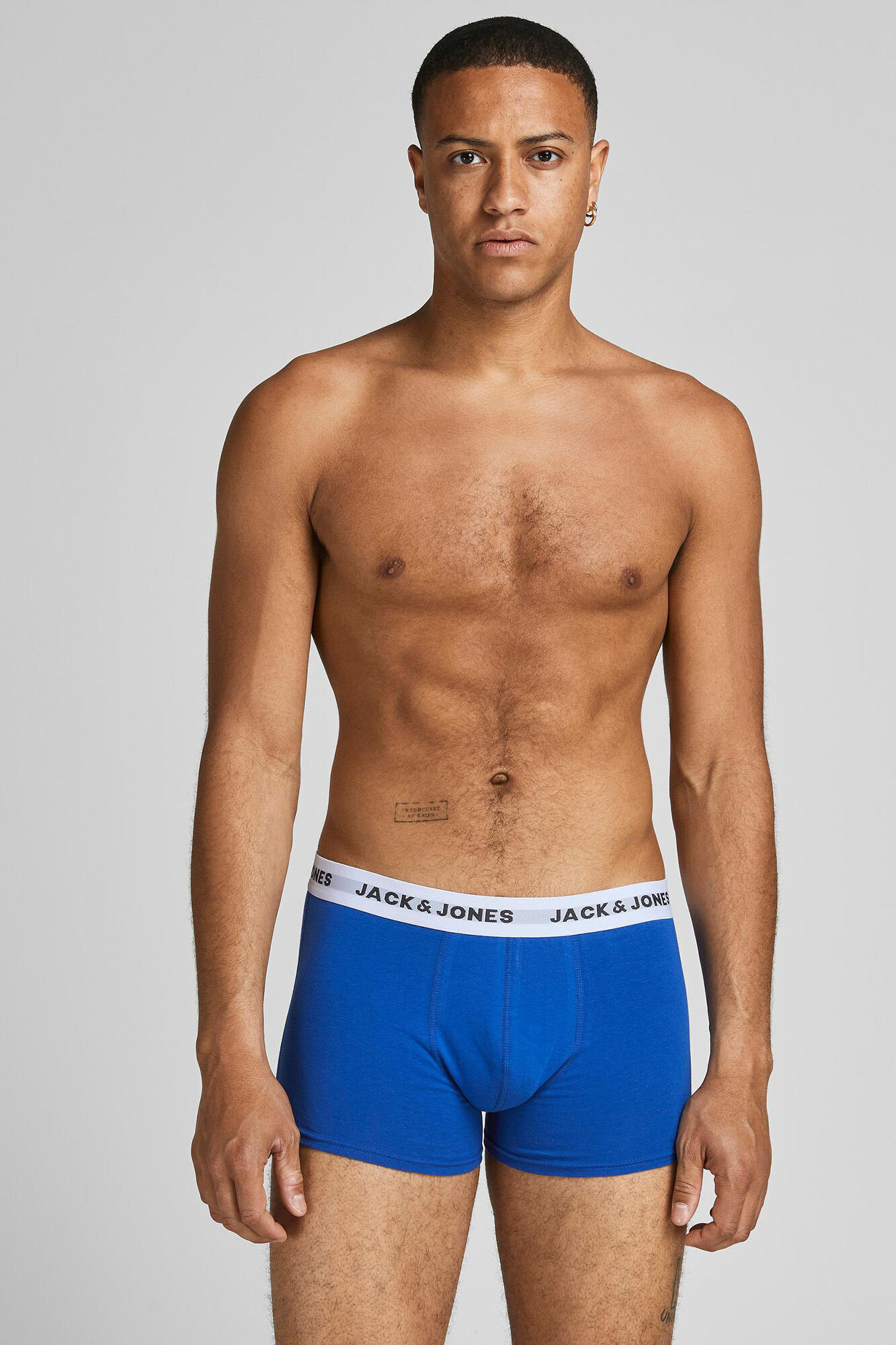 Pacote com 5 cuecas boxer de algodão.