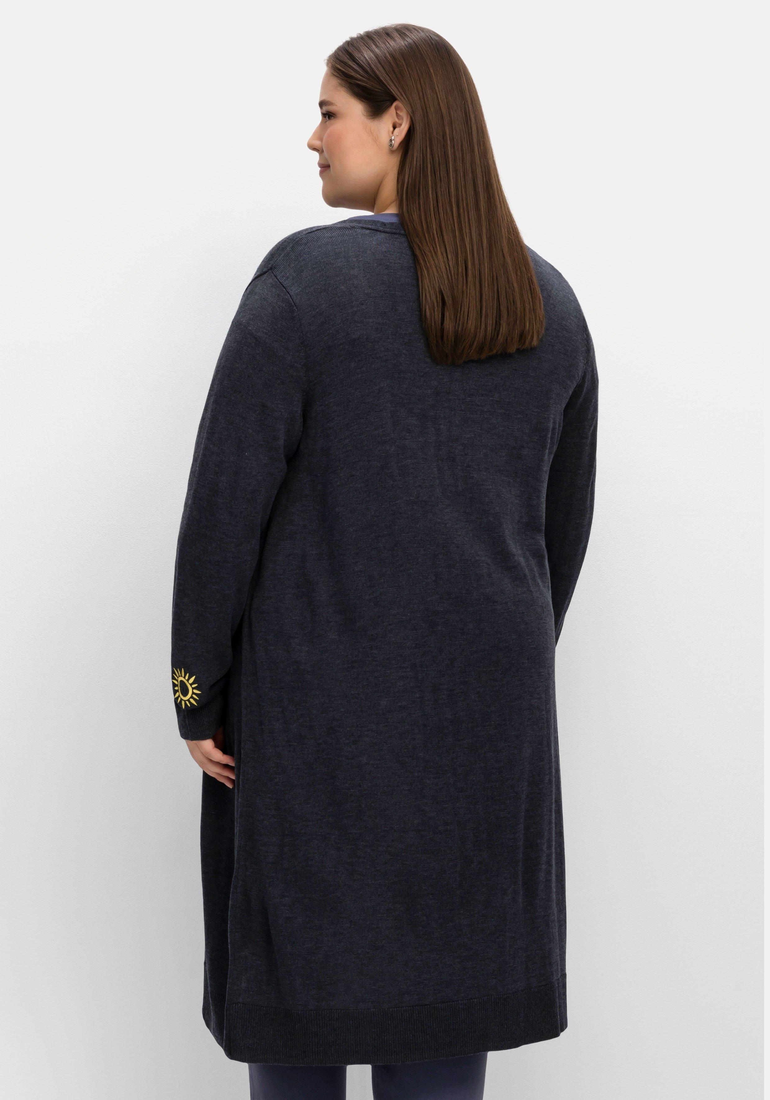 Longstrickjacke mit kleiner Stickerei am Ärmel