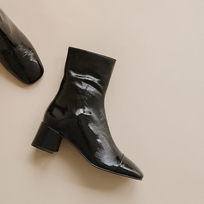 Bottines à bouts carrés et petits talons  en vernis plissé noir