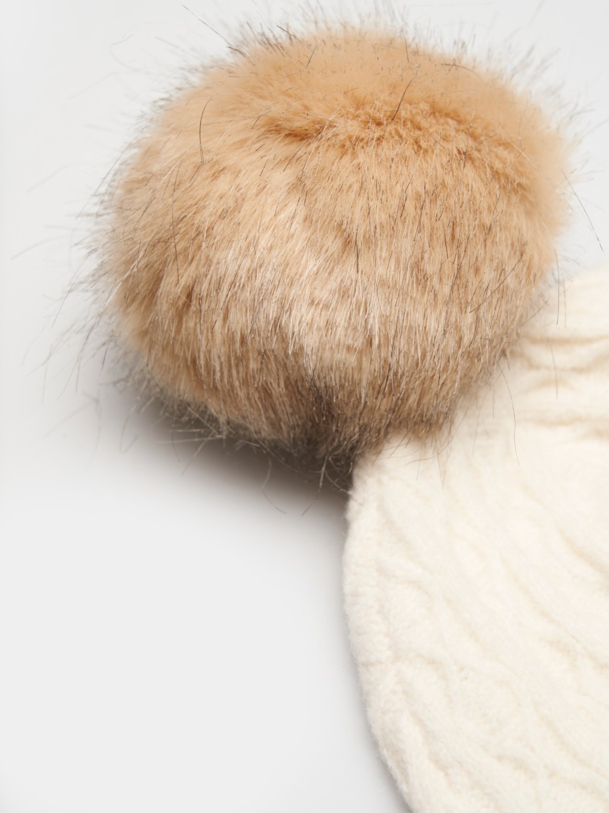 Gorro em malha tricotada com pompom