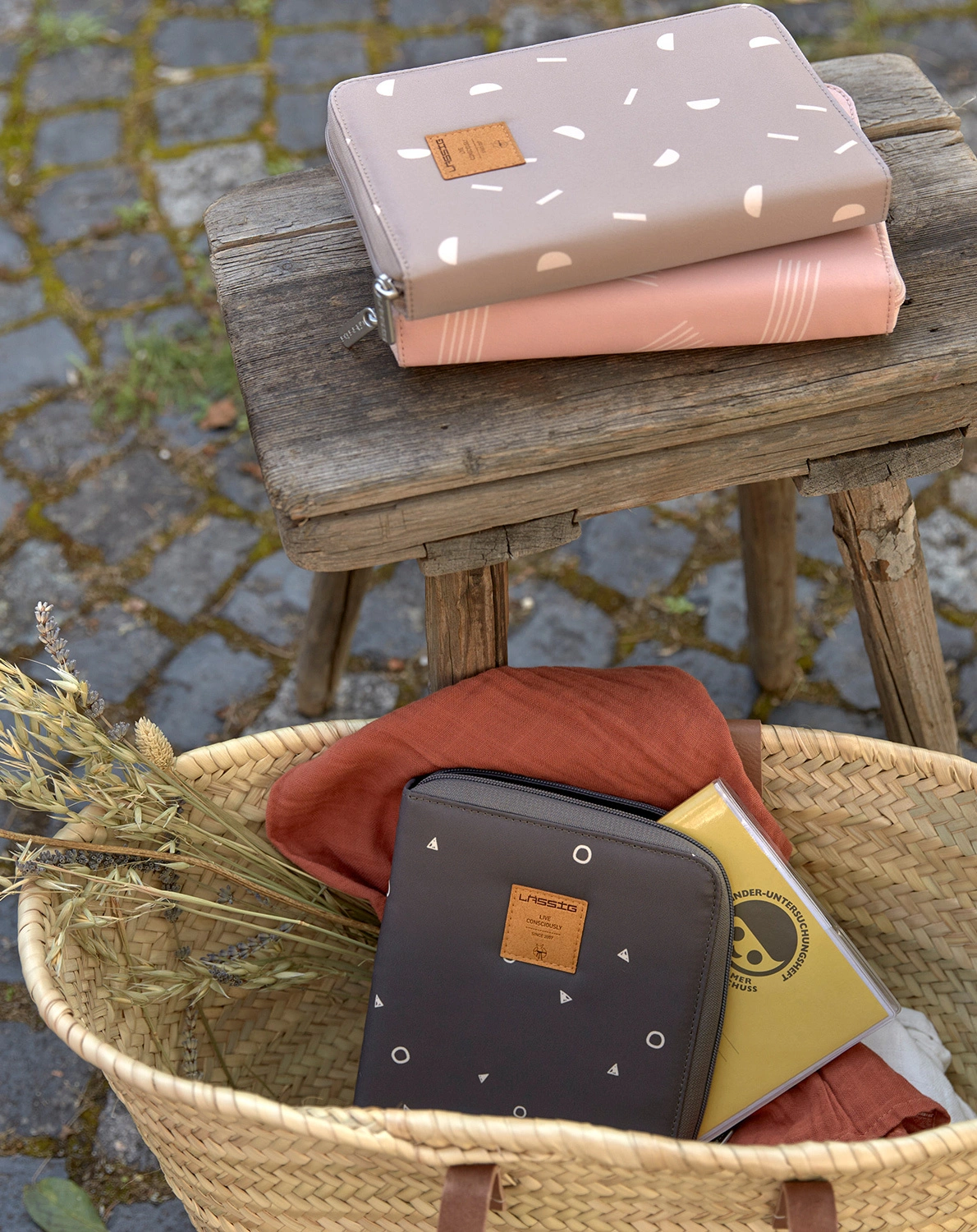 Mutterpasshülle BLOCKS in taupe